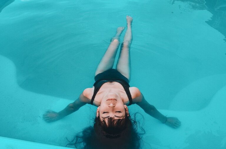 Como Identificar e Remover Alganismo na Água de Piscinas: Prevenção e Tratamento Eficaz